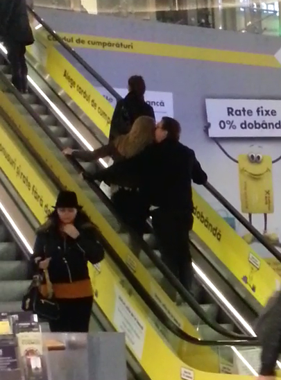 Cotabita si-a sarutat tandru partenera pe par.