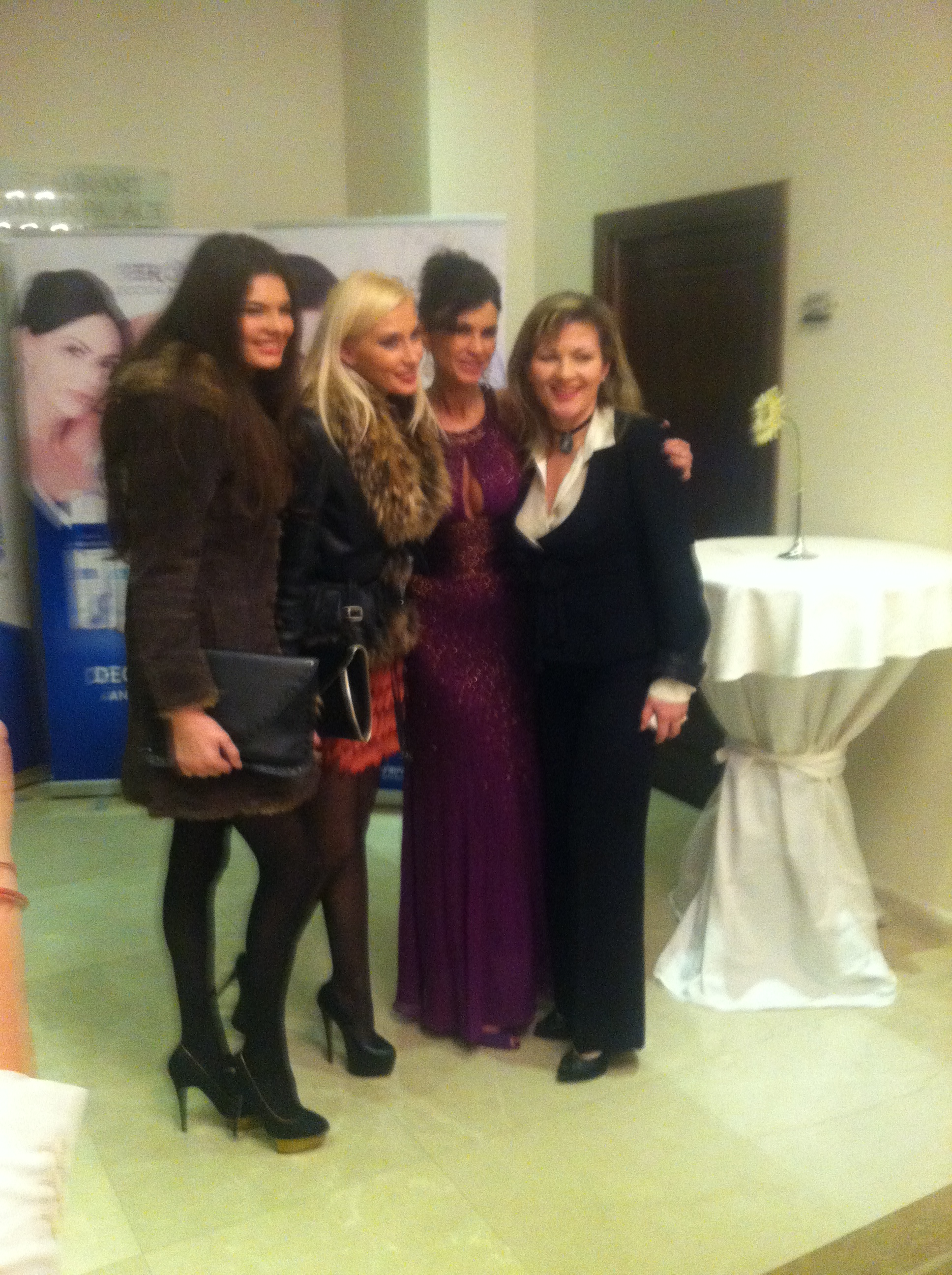 Cele doua domnisoare care l-au insotit pe Irinel s-au fotografiat la panou, alaturi de Ramona Badescu