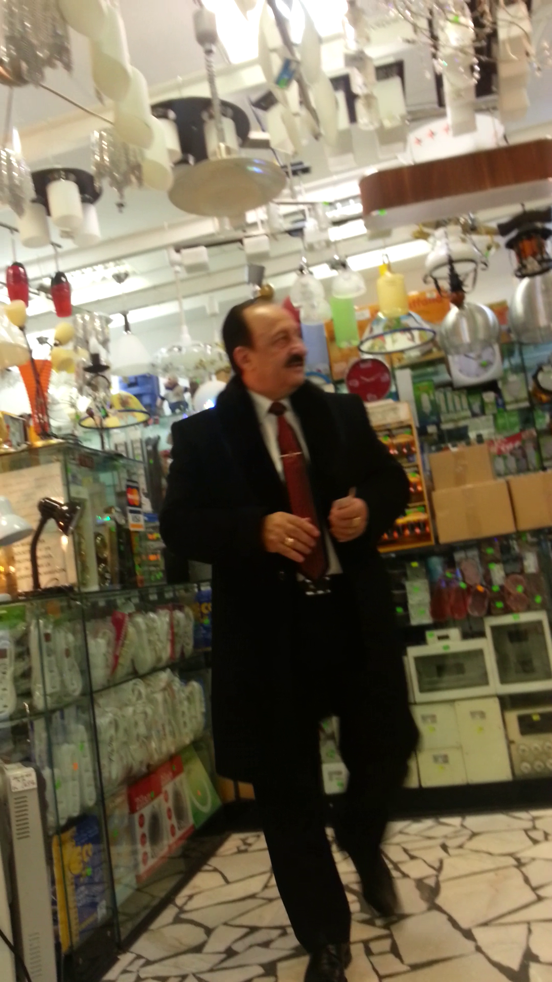 Cristescu a colindat magazinul cu de toate in incercarea de a schimba 50 de lei in hartii mai mici, pentru parcare