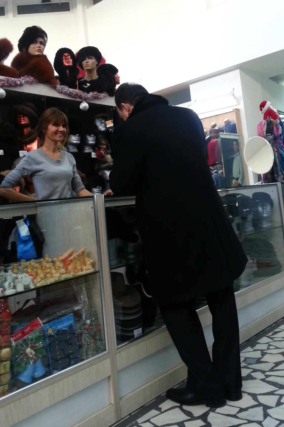 Cristescu s-a imprietenit cu vanzatoarea