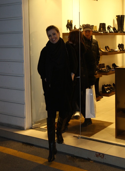 Cristina si-a cumparat cadou de Mos Nicolae, o pereche de ghete.