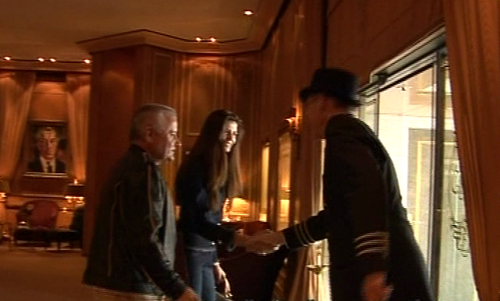 La inceputul relatiei cu Irinel, Monica era mult mai calda si nu se sfia sa dea mana cu valetul hotelului