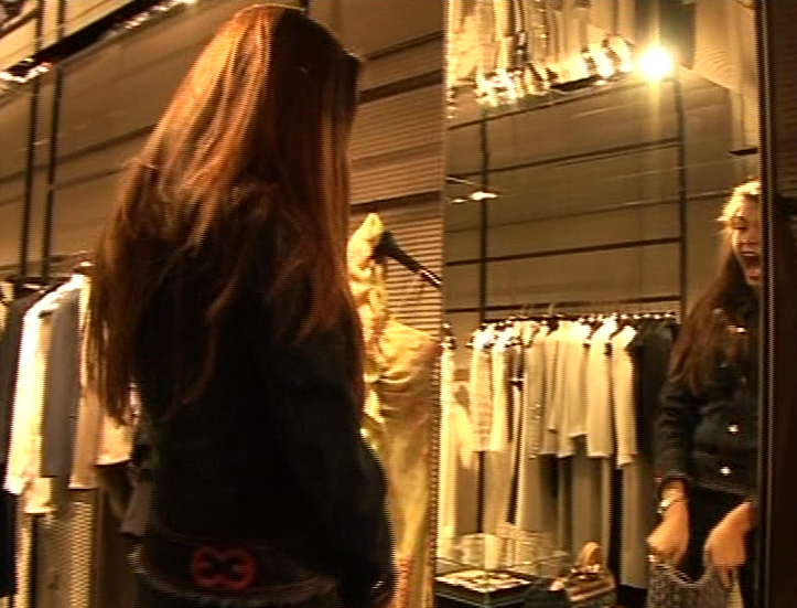 Monica a izbucnit in ras cand si-a dat seama ca obiectul din mana ei e o geanta, nu o caciula