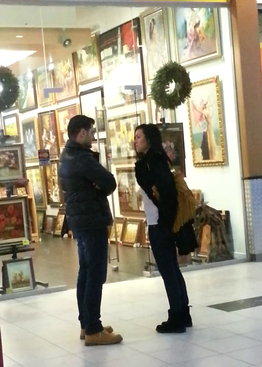 Liviu si-a scos iubita la mall dar a mustruluit-o zdravan.