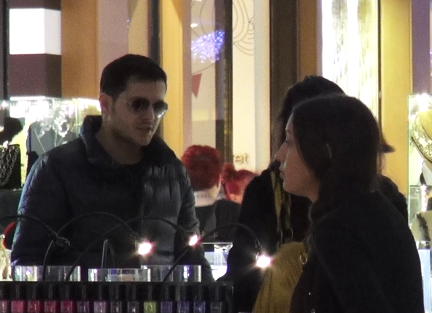 Cei doi au o discutie aprinsa in fata vanzatoarei unui magazin.