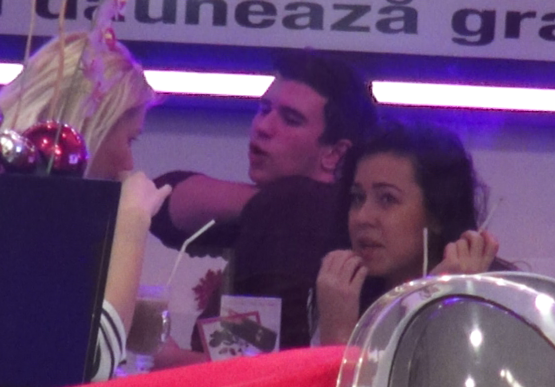 Abandonata in mall, bruneta s-a tratat cu multa nicotina.