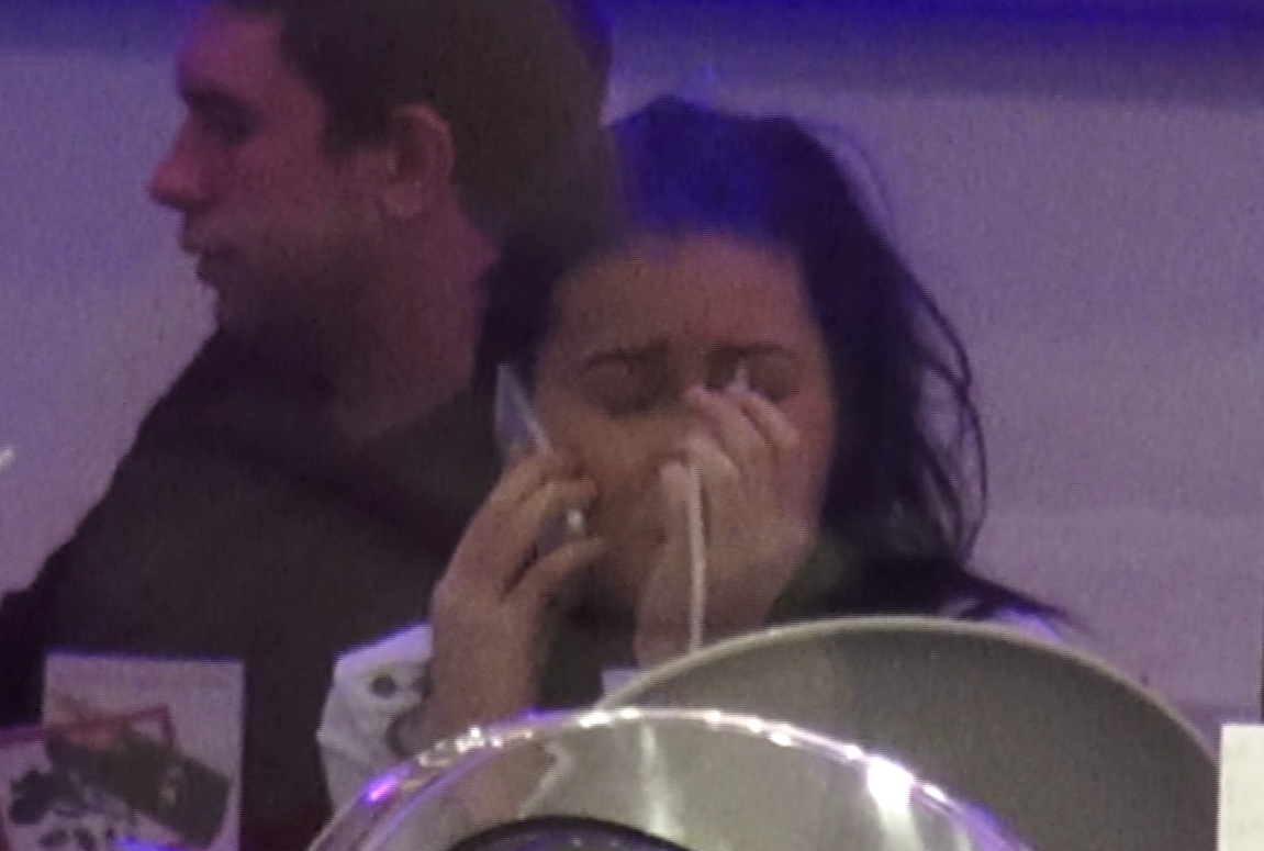 In timpul conversatie la telefon, bruneta a parut sa lacrimeze.