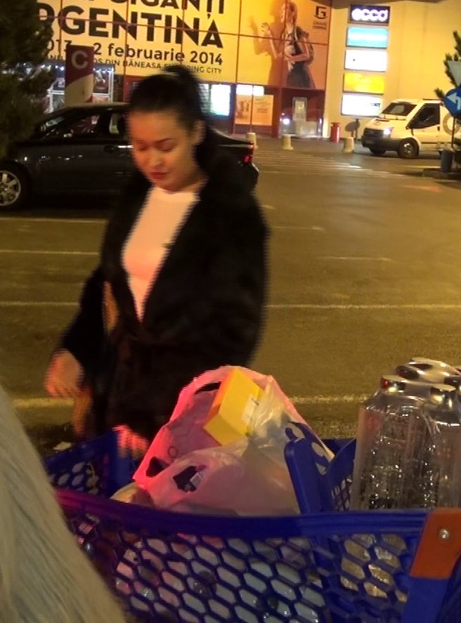 Liviu a asteptat in masina, in timp ce bruneta a descarcat cumparaturile.