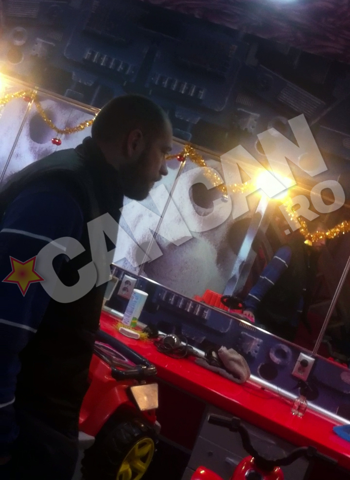 Cu greu a rezistat rapperul, timp de 20 de minute, in incinta salonului