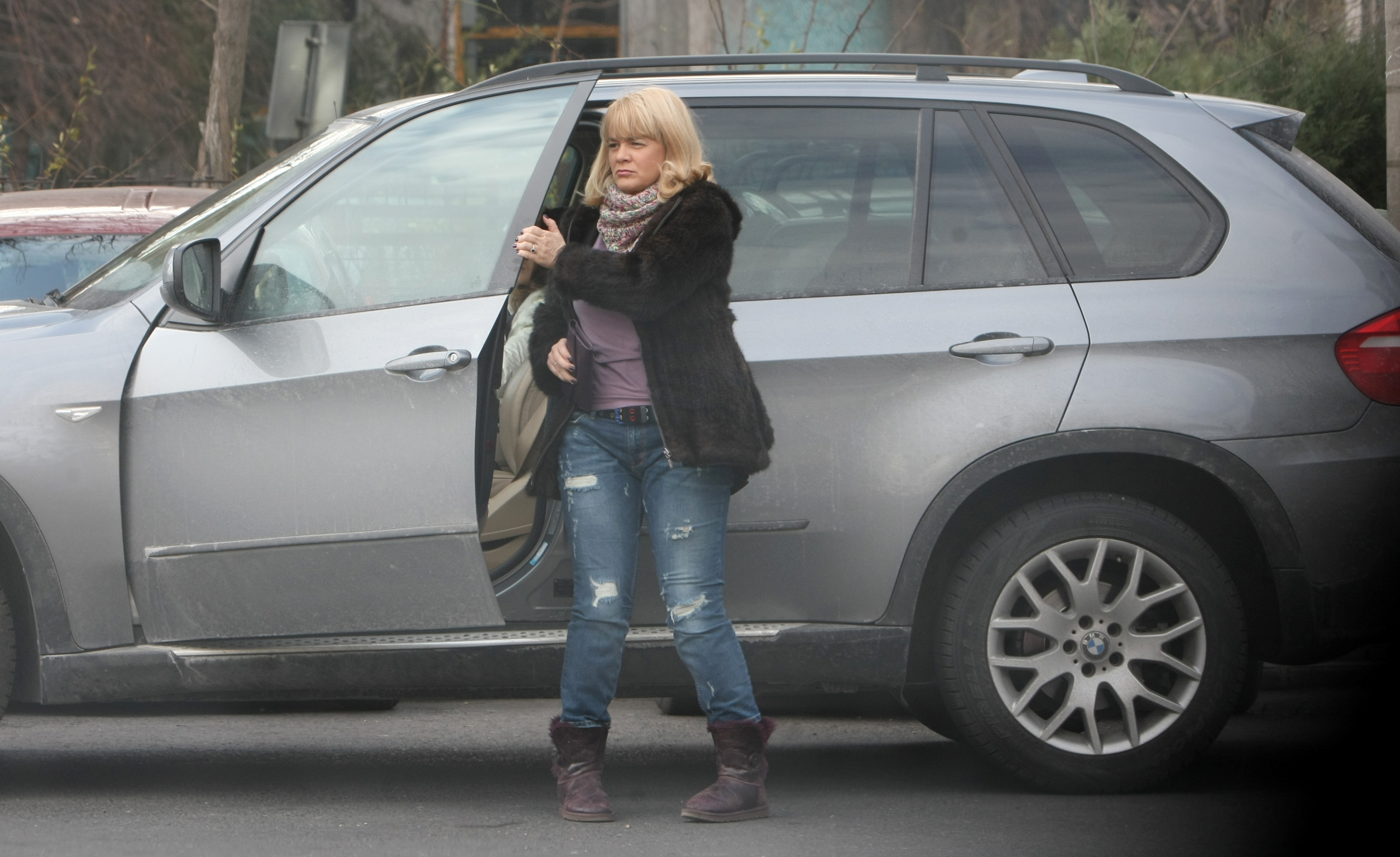 Cand chestiunea alarmei a fost rezolvata, Alice a plecat cu fiica ei in oras