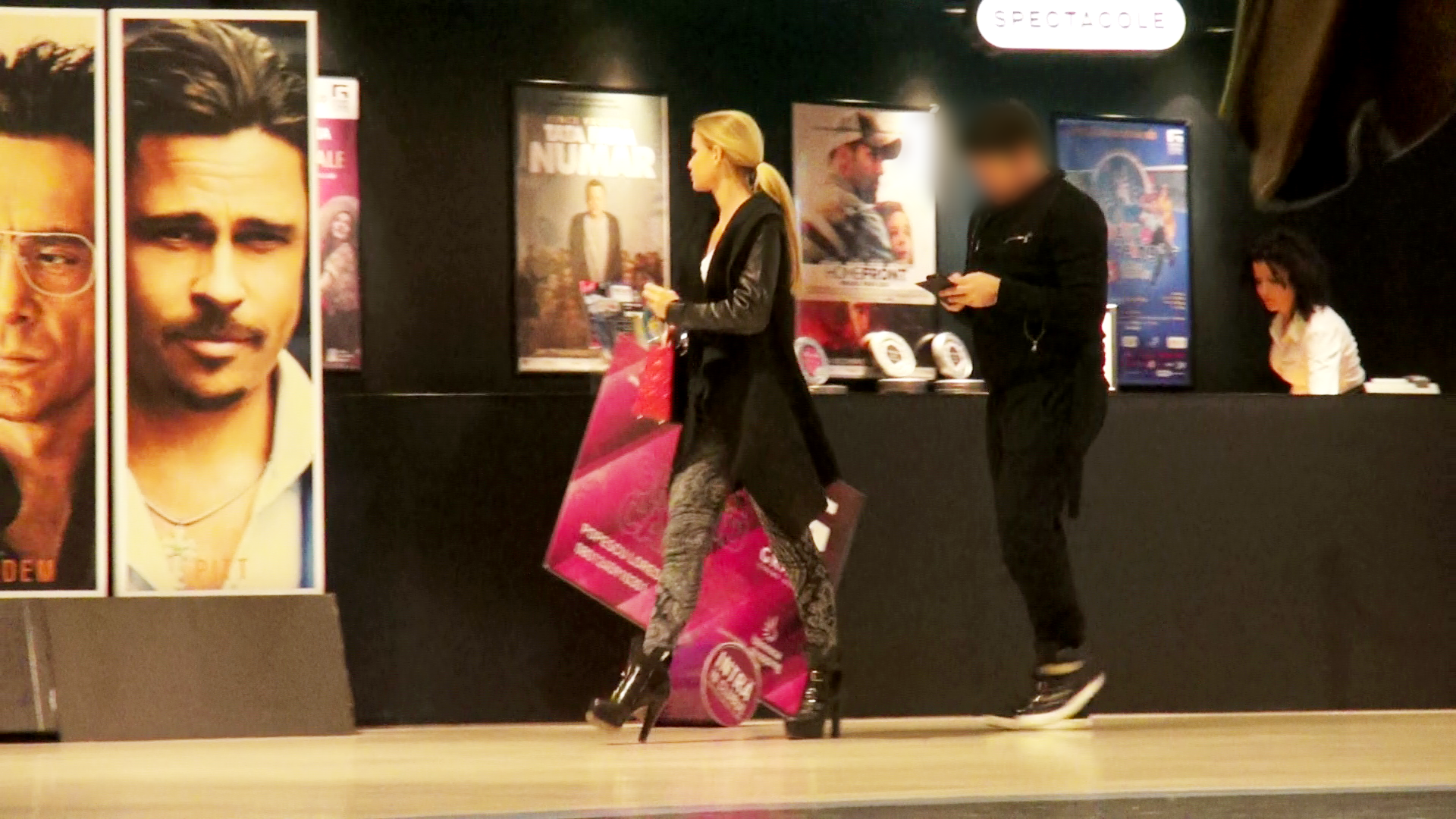 Dupa ce si-au rezervat locurile la film, cei doi au dat o tura si pe la magazine