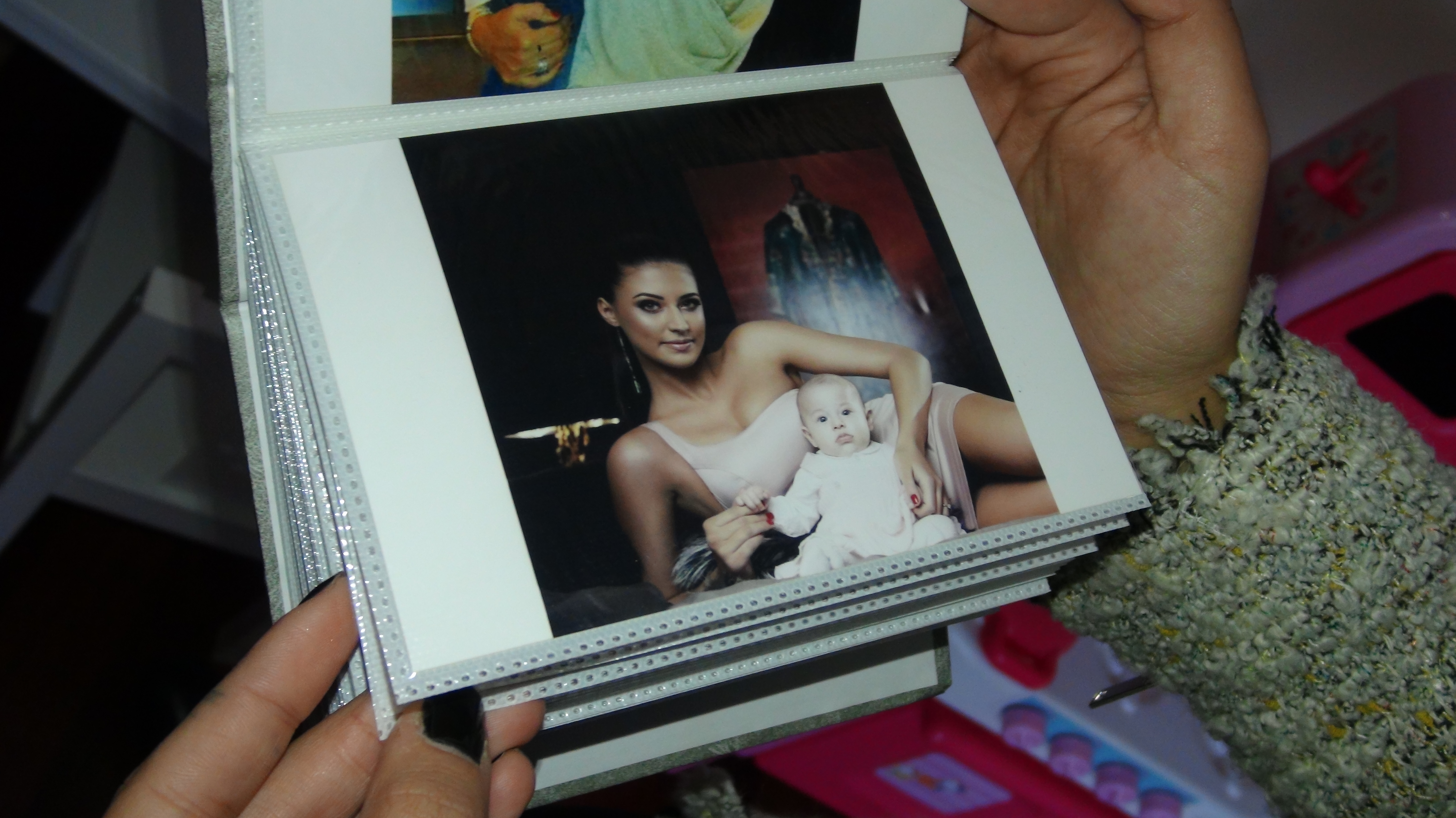 Doar albumele cu poze ii mai alina dorul Antoniei