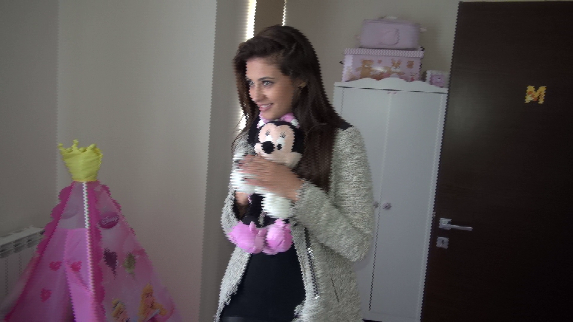 Cantareata spera ca micuta Maya se va bucura curand de cadourile pe care i le-a pregatit deja in camera ei