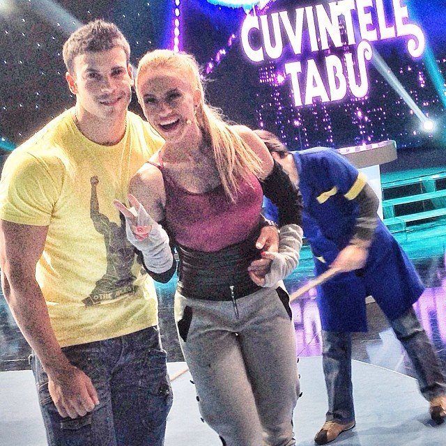 Anda profita la maximum de scurta vizita a fratelui ei in tara. Il ia cu ea peste tot.