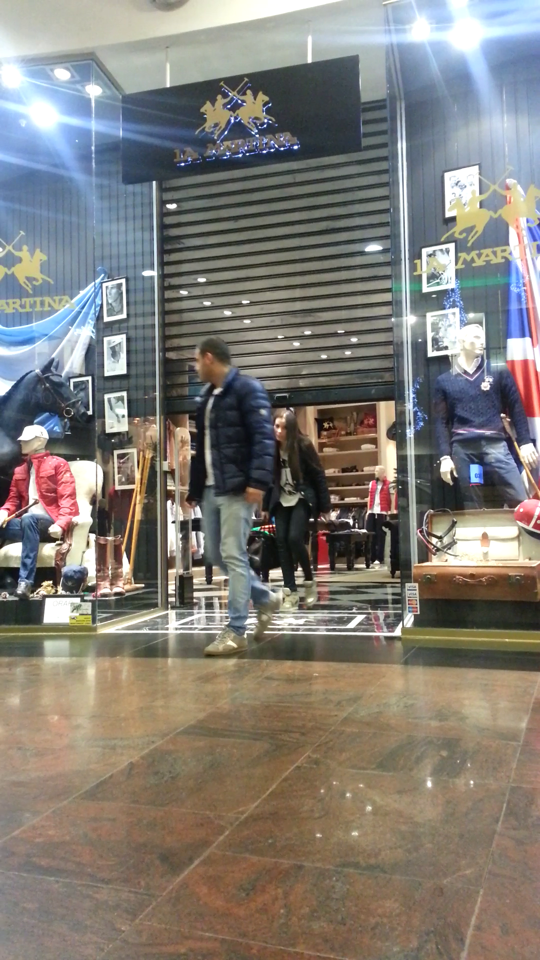 Iuliana si iubitul ei au zabovit prin magazine pana aproape de ora inchiderii