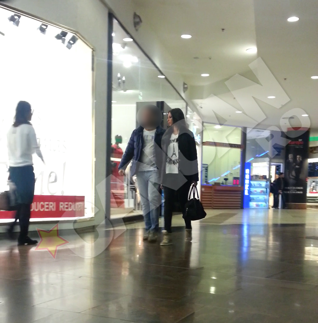 Iuliana si iubitul au ales ca metoda de relaxare o plimbare scurta la mall