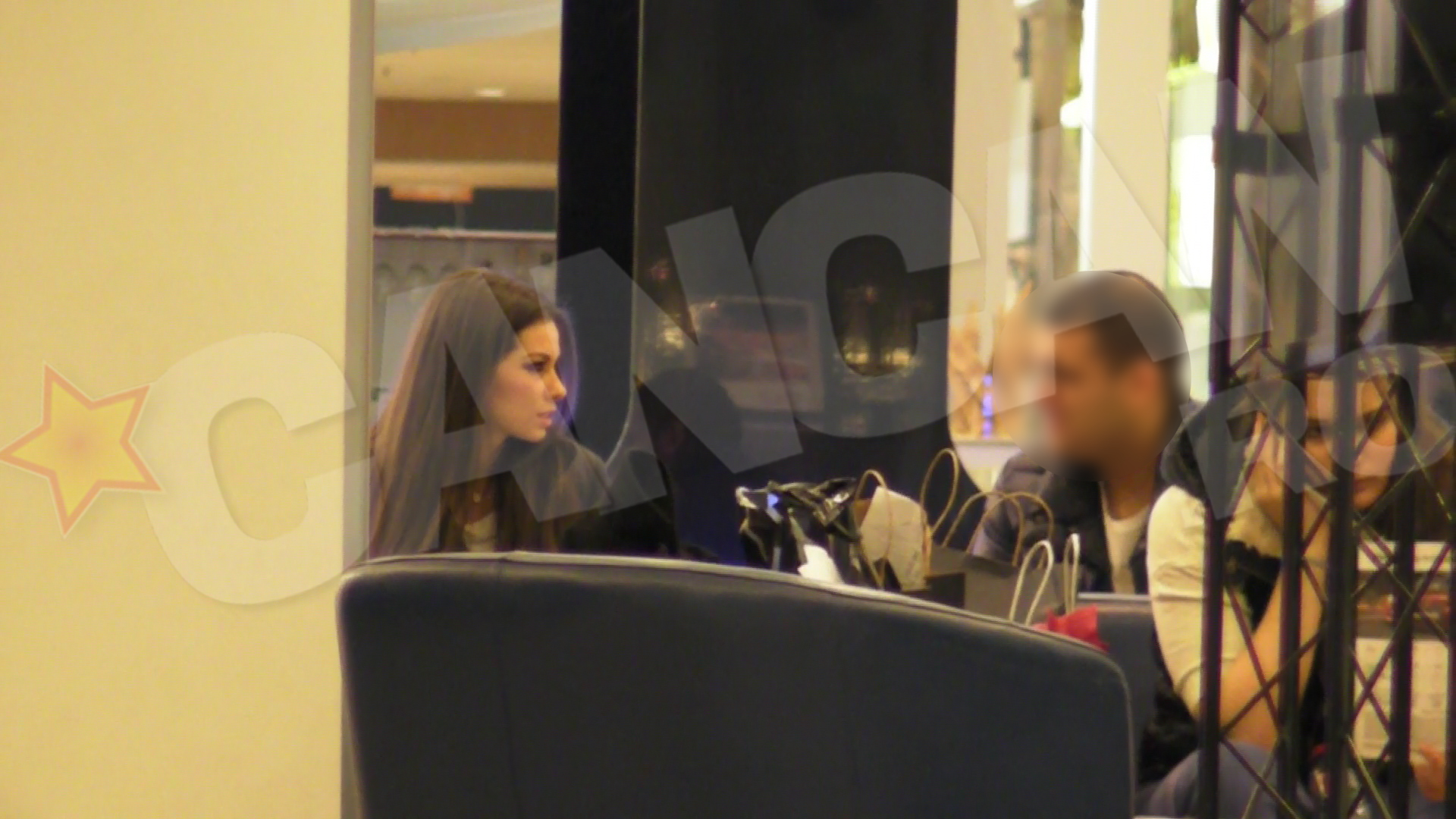 Iubitul pare sa o cam traga la raspundere pe Iuliana, probabil pentru aventura pe care a avut-o cu Dj Redabb