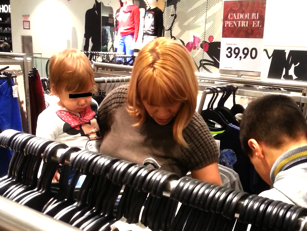 Fetita lui Horia Brenciu pare fascinata de cumparaturi