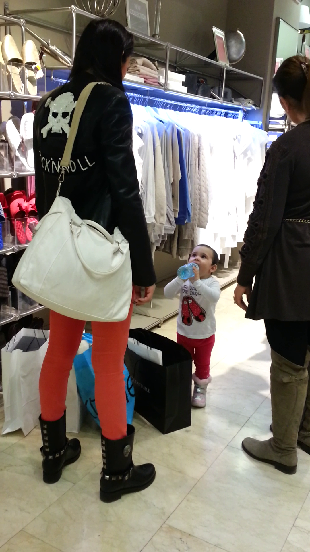 O sticla de apa a constituit jucaria perfecta pentru micuta Maria