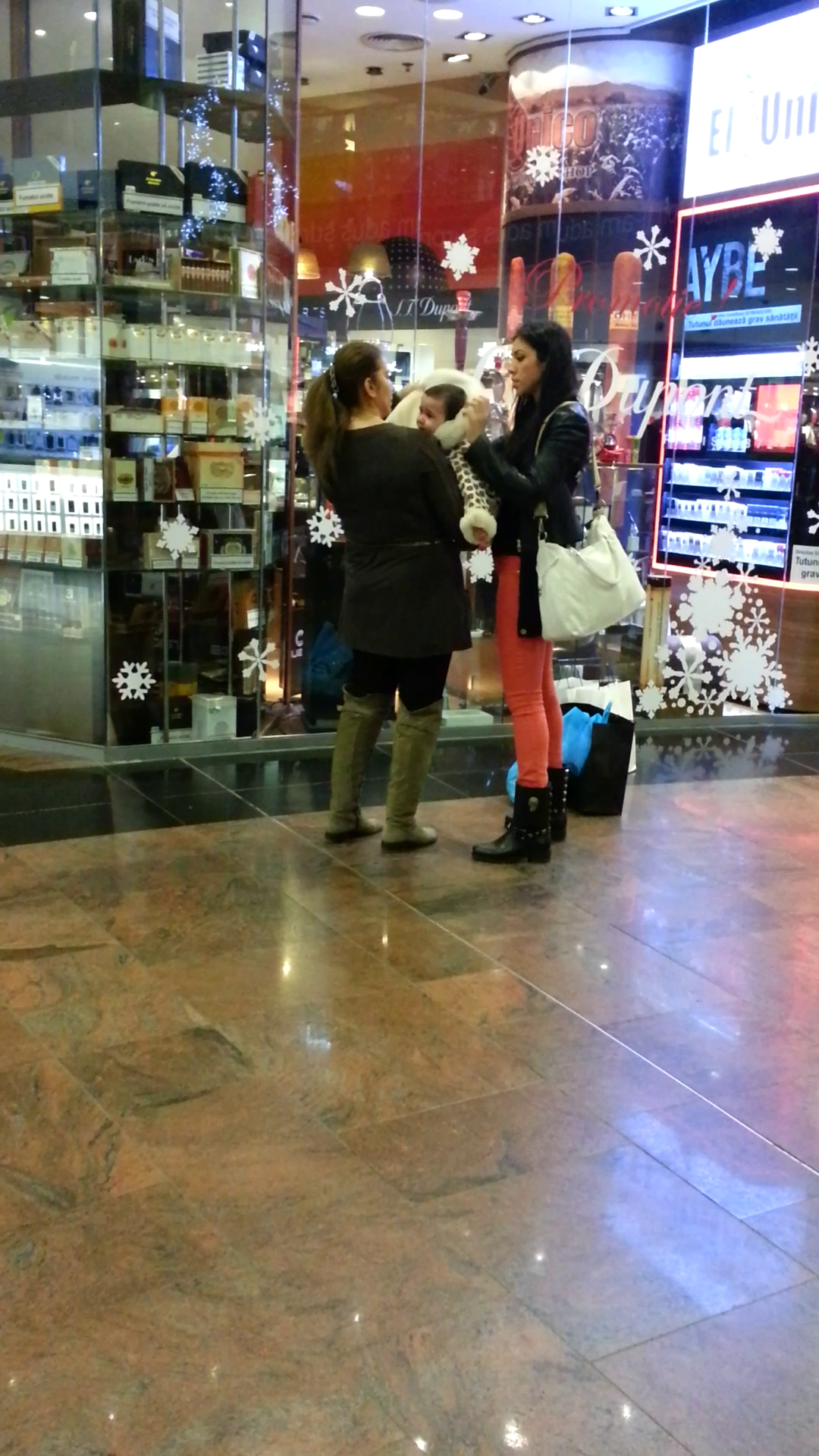 Fara sa-si dea seama, Raluca a imbracat-o pe fiica ei total anapoda