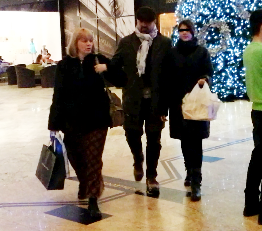 Horia Brenciu si familia lui au luat prajituri la pachet