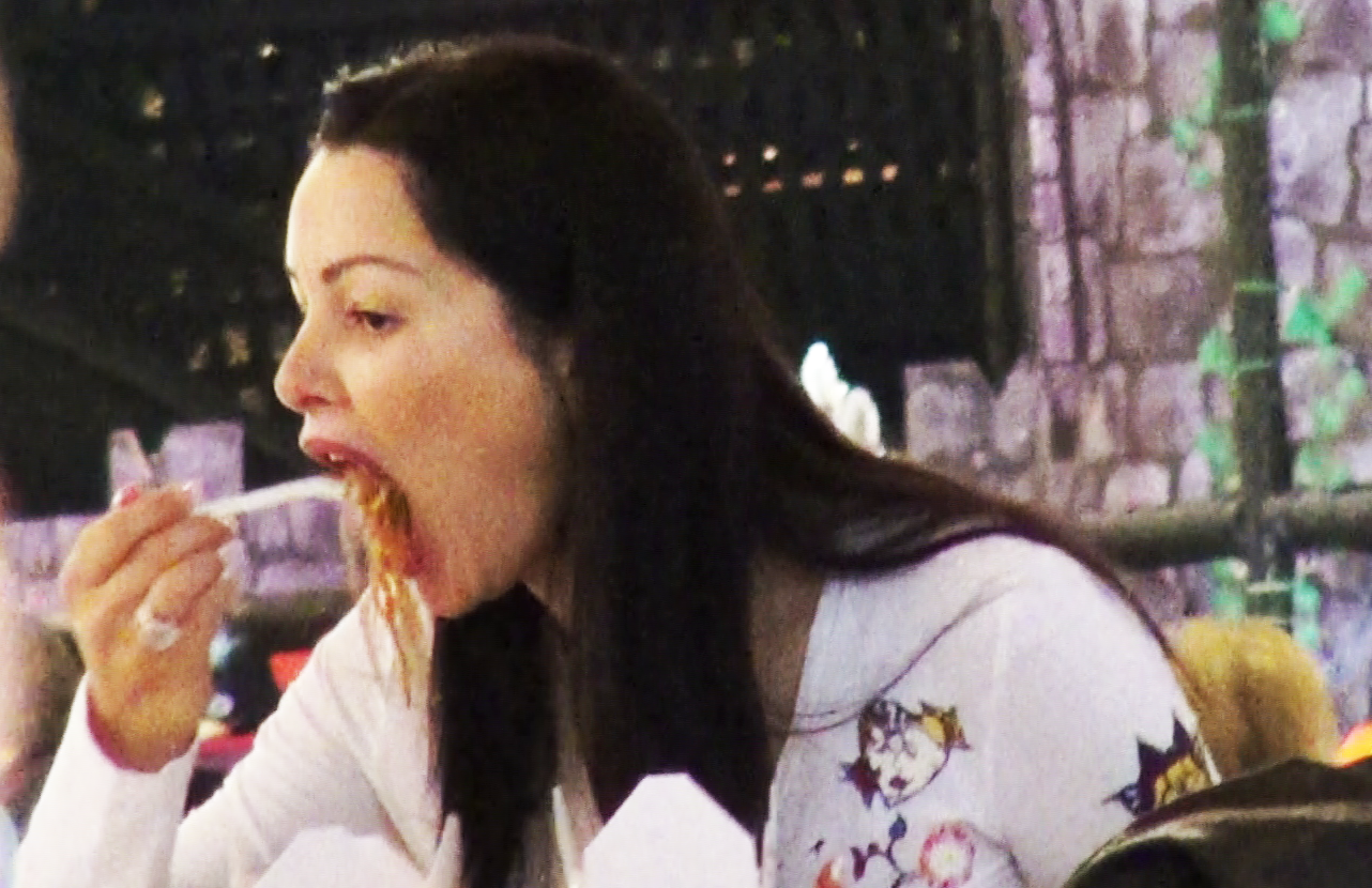 Brigitte, infometata si ingandurata la mall