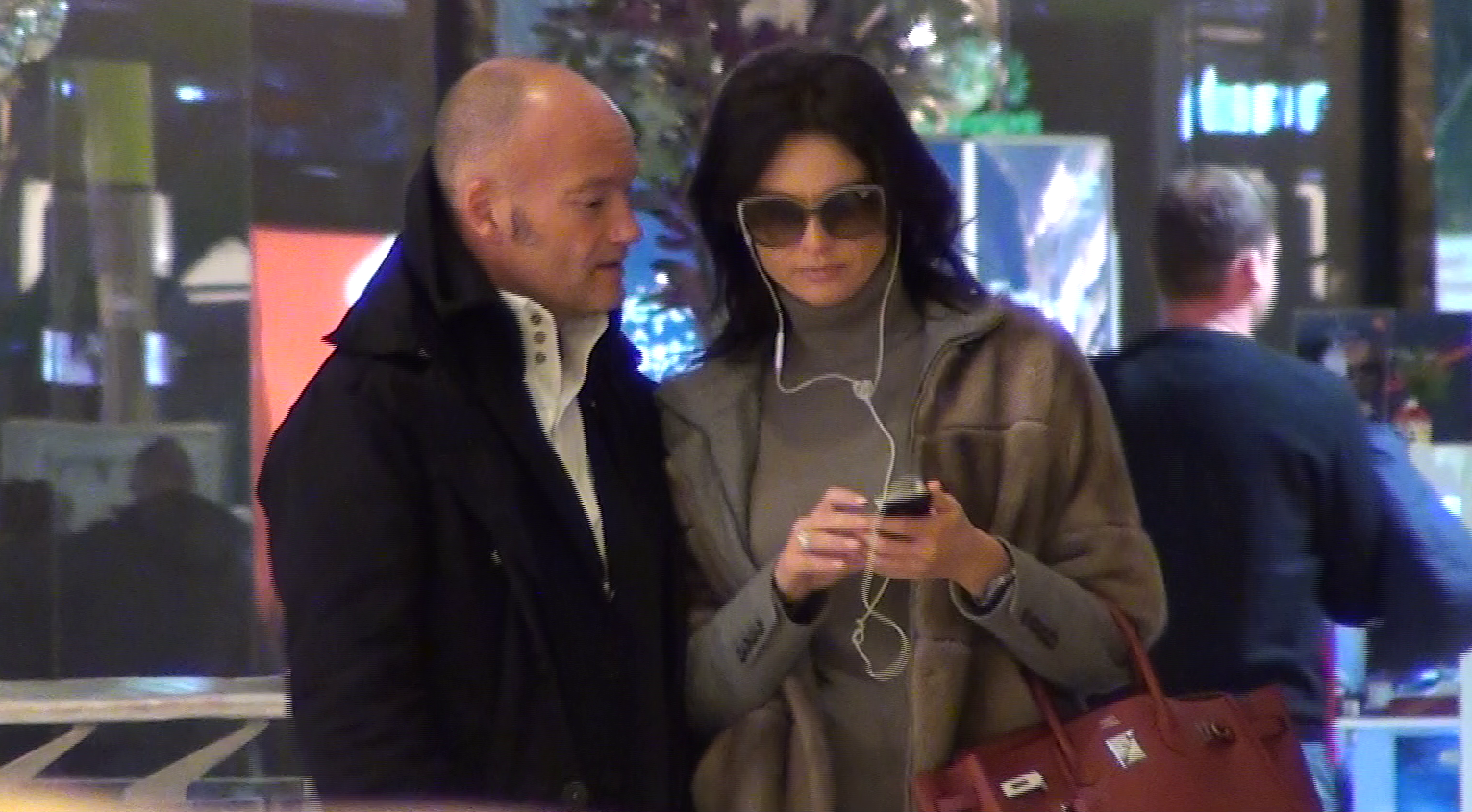 Italianul misterios a vizitat-o pe Ramona Badescu la Bucuresti