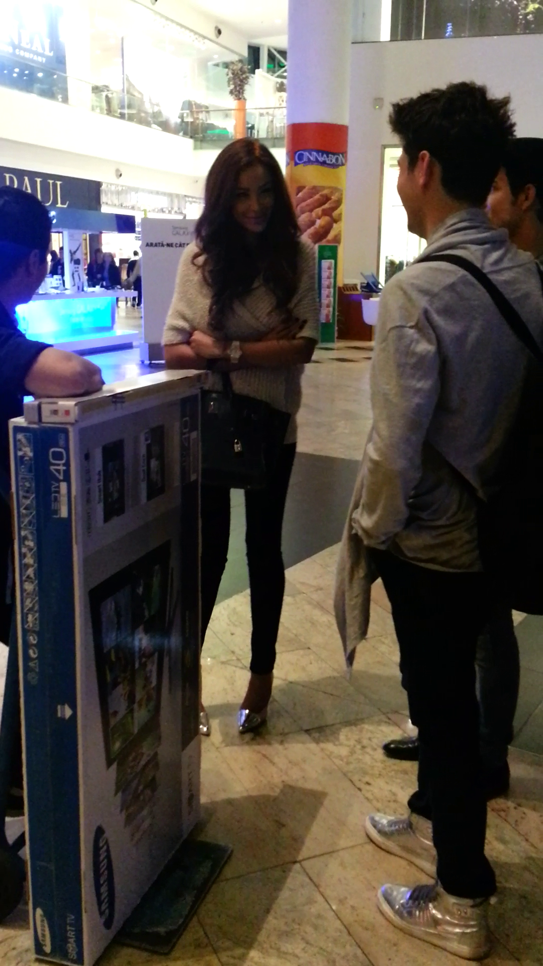 Bianca a fost la mall in acelasi timp cu nasii ei