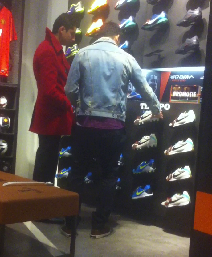 Impreuna cu un amic, Adi Cristea analizeaza ghetele expuse