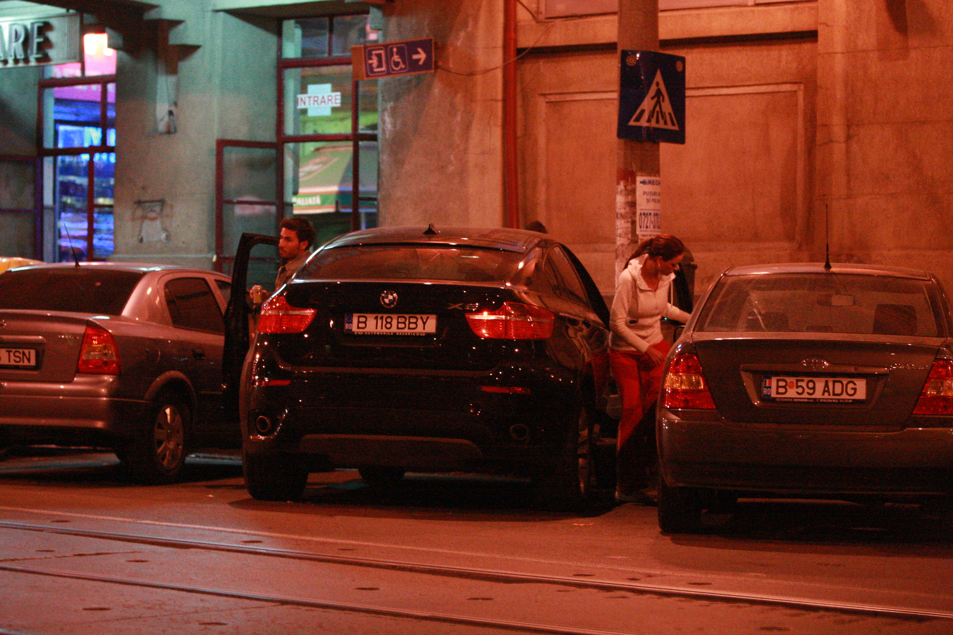 Bianca si Adrian au mers la gara sa o ia pe mama fotbalistului