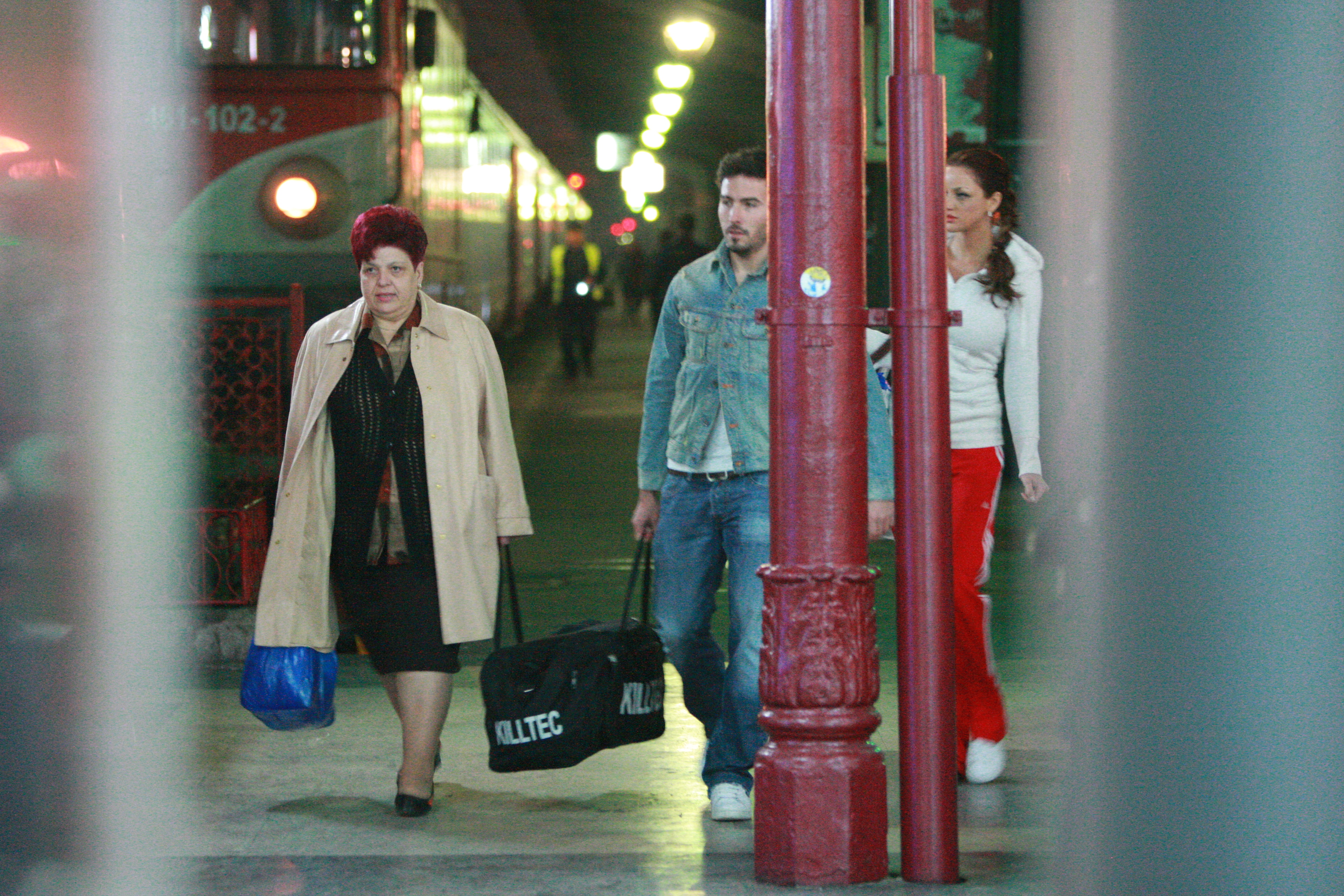 Bianca si Adi Cristea au ajutat-o pe mama fotbalistului cu bagajele