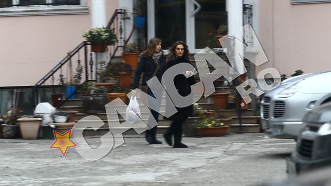 Zilele trecute, Anna a mers cu o prietena la un magazin de tesaturi