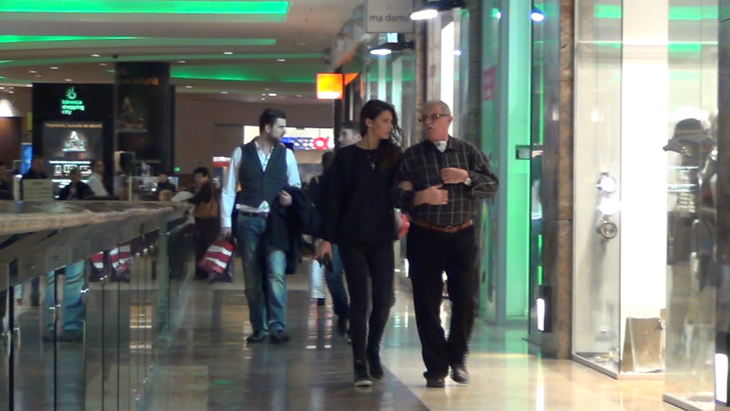Antonia si-a scos bunicul suferind la mall