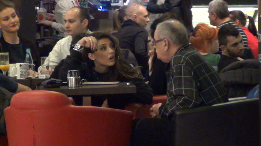 Antonia si bunicul ei au stat la povesti la cafenea