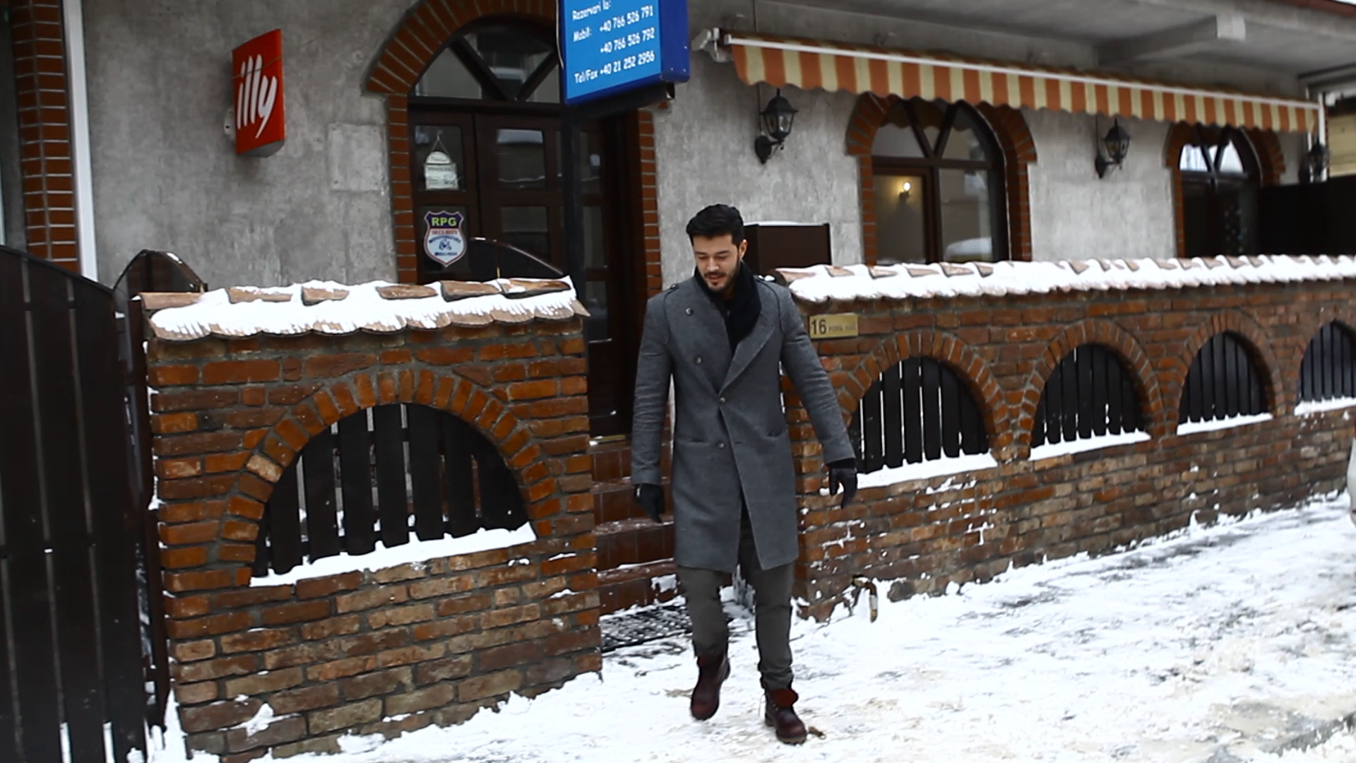 La cateva minute a iesit si Victor din restaurant