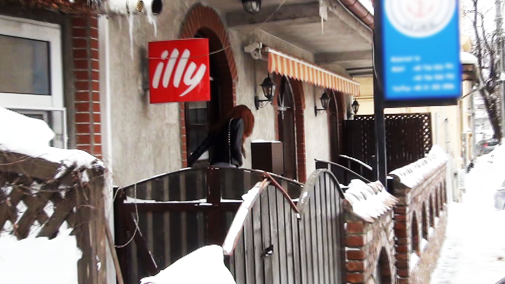 Bianca a iesit prima din local