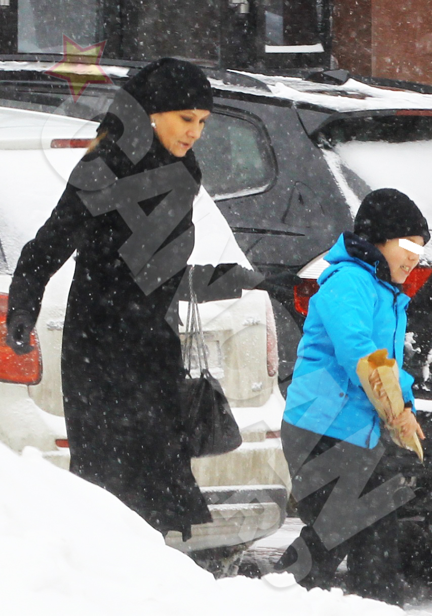 Romanita si Albert au infruntat ninsoarea ca sa faca aprovizionarea