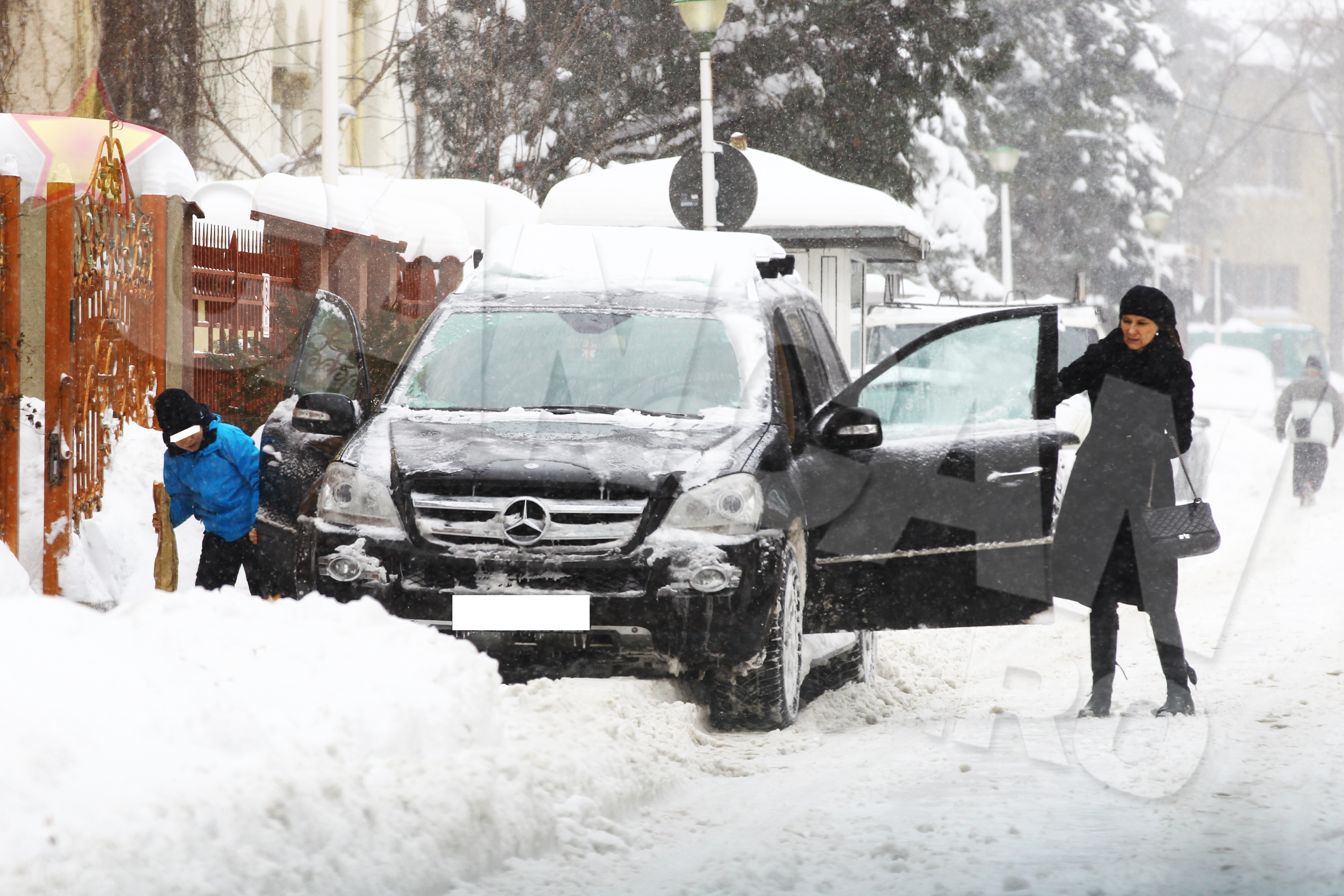 Romanita si fiul ei ajung la vila din Primaverii