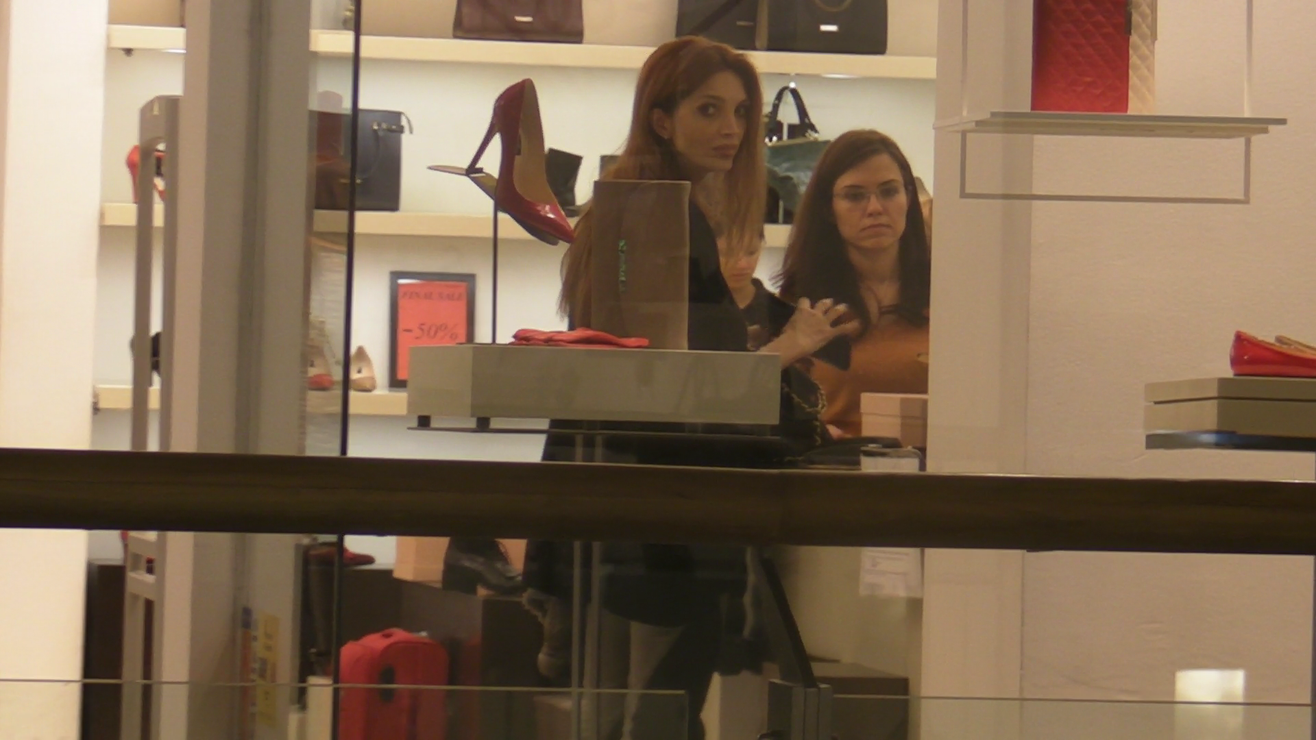 Cristina s-a hotarat rapid la o pereche de pantofi sport