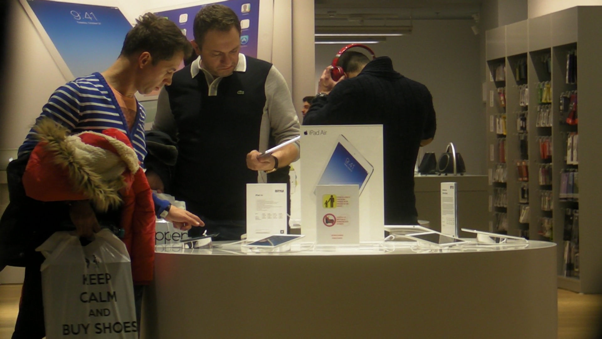 Cata vreme fetele erau la cumparaturi, baietii se puneau la punct cu ultimele aparitii in domeniul IT