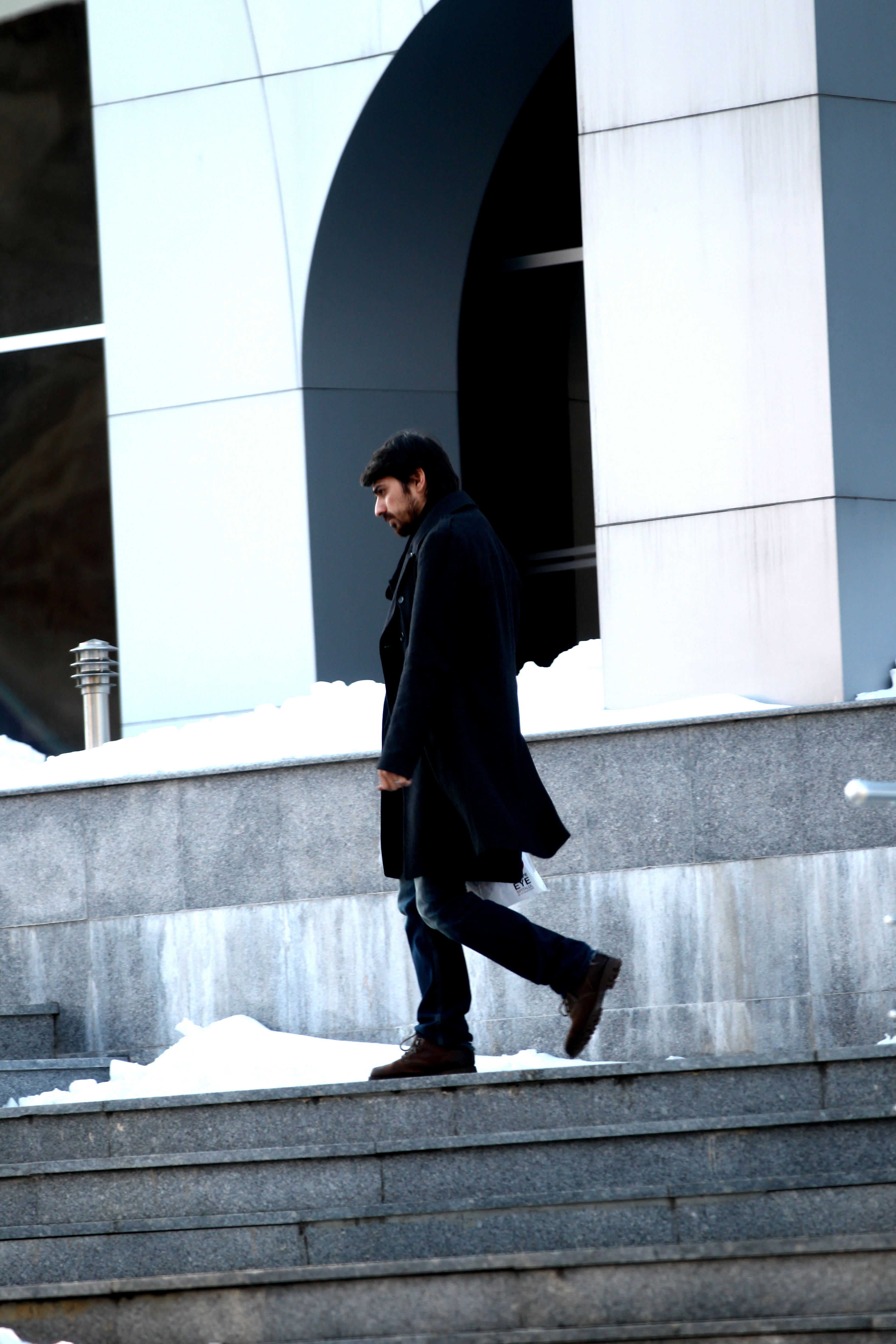 Tuncay a ridicat un plic de la o clinica pentru ochi