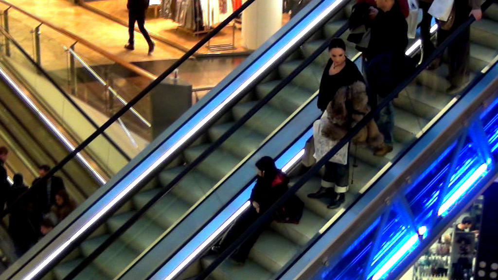 Fetita Andreei Marin s-a asezat pe treptele scarii rulante