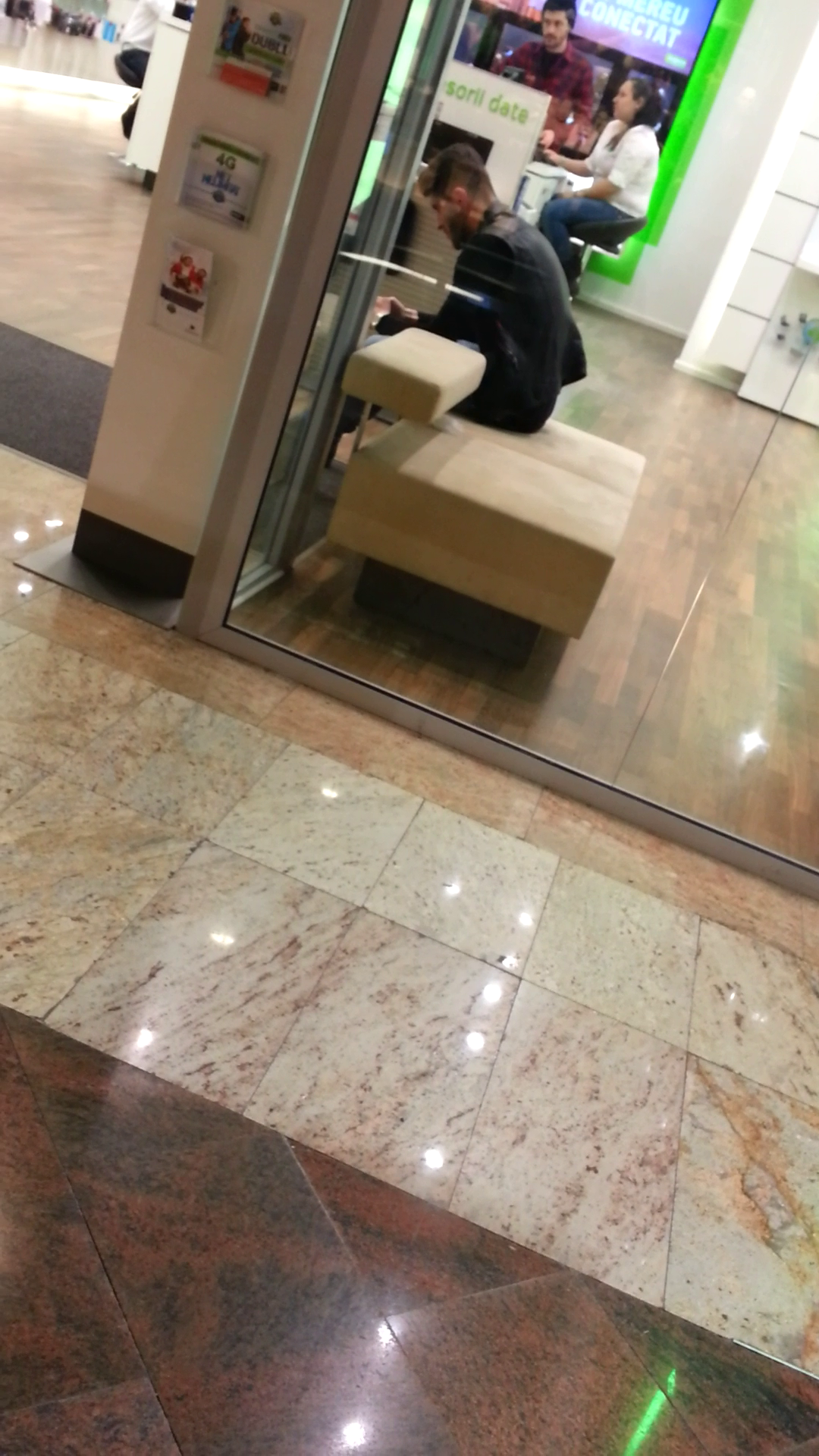 Mihai Radut a iesit la mall in compania unui cuplu. I-a insotit pe acestia peste tot.