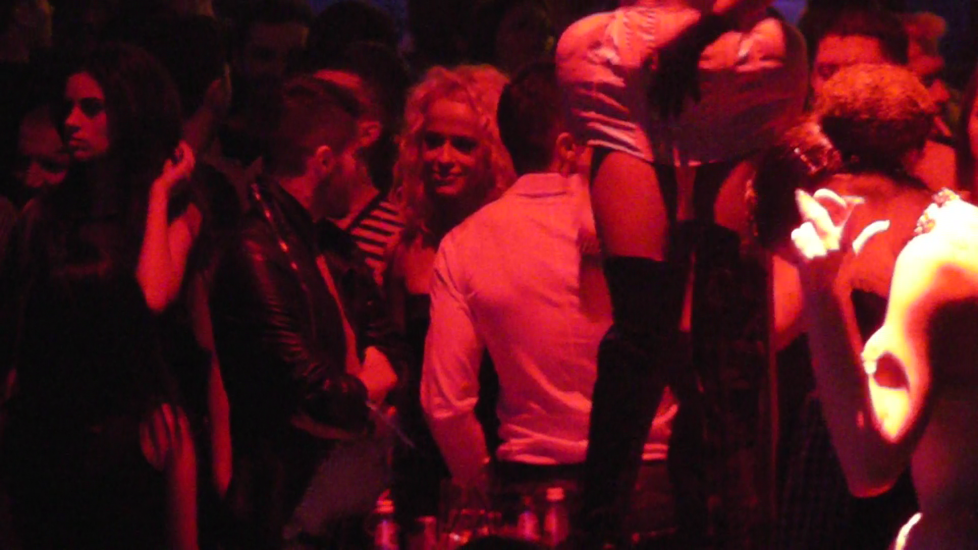 Semn ca il simpatizeaza, cantareata i-a zambit incontinuu fotbalistului