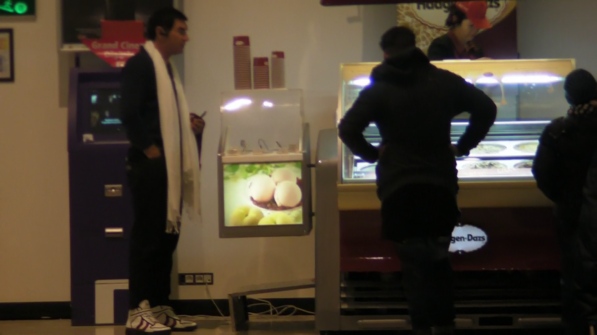 Cristi si fiul lui, Patrick, s-au racorit cu o inghetata buna