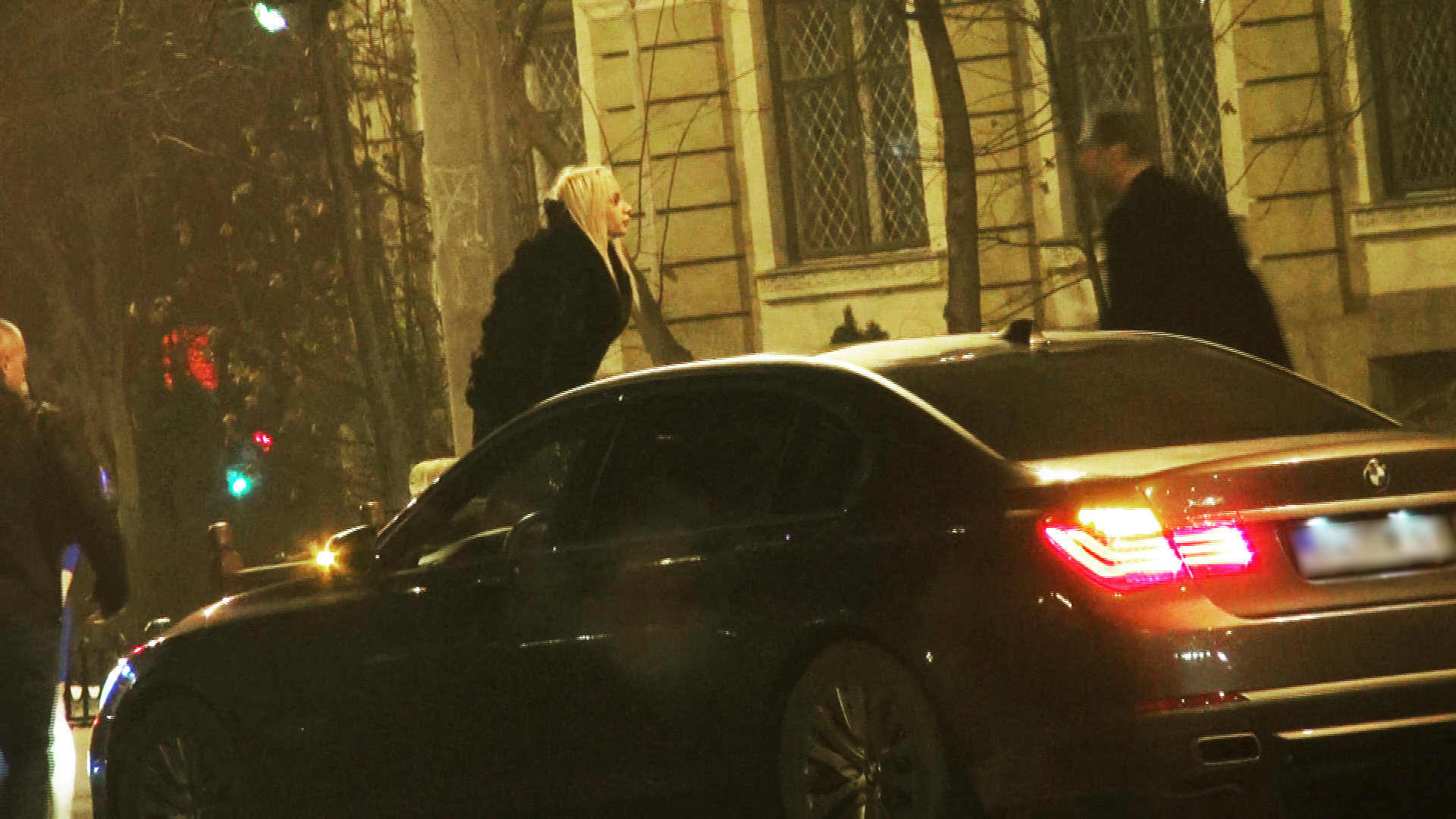 Trasca se urca pe masina si incepe sa urle