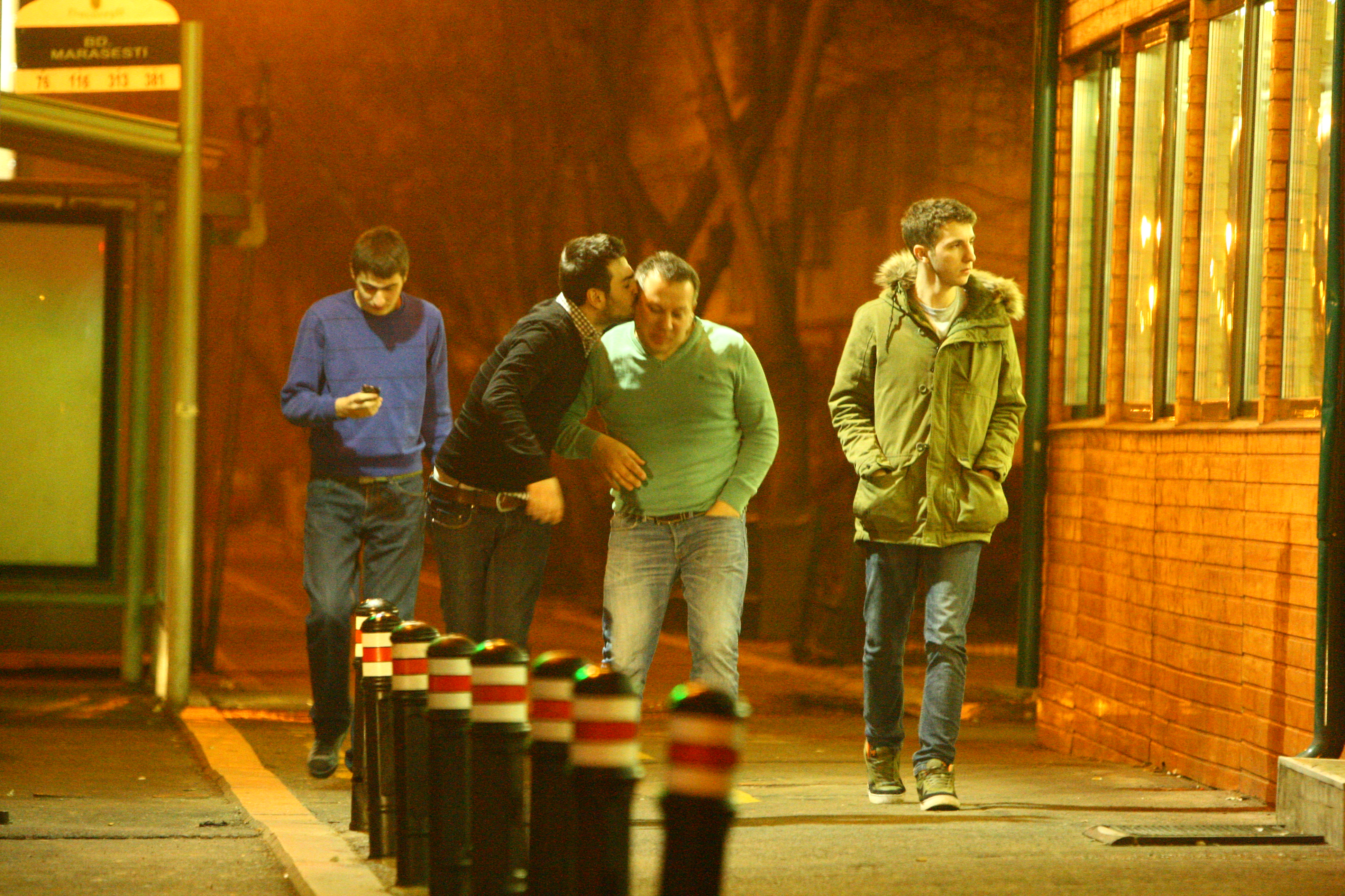 Dupa club, Dj Vinnie si prietenii lui s-au oprit la shaormerie