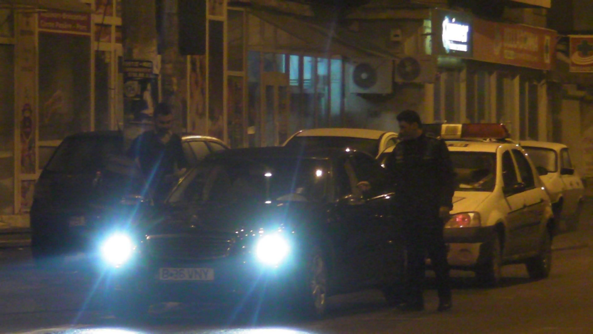 Un echipaj de politie a fost la un pas sa le strice distractia