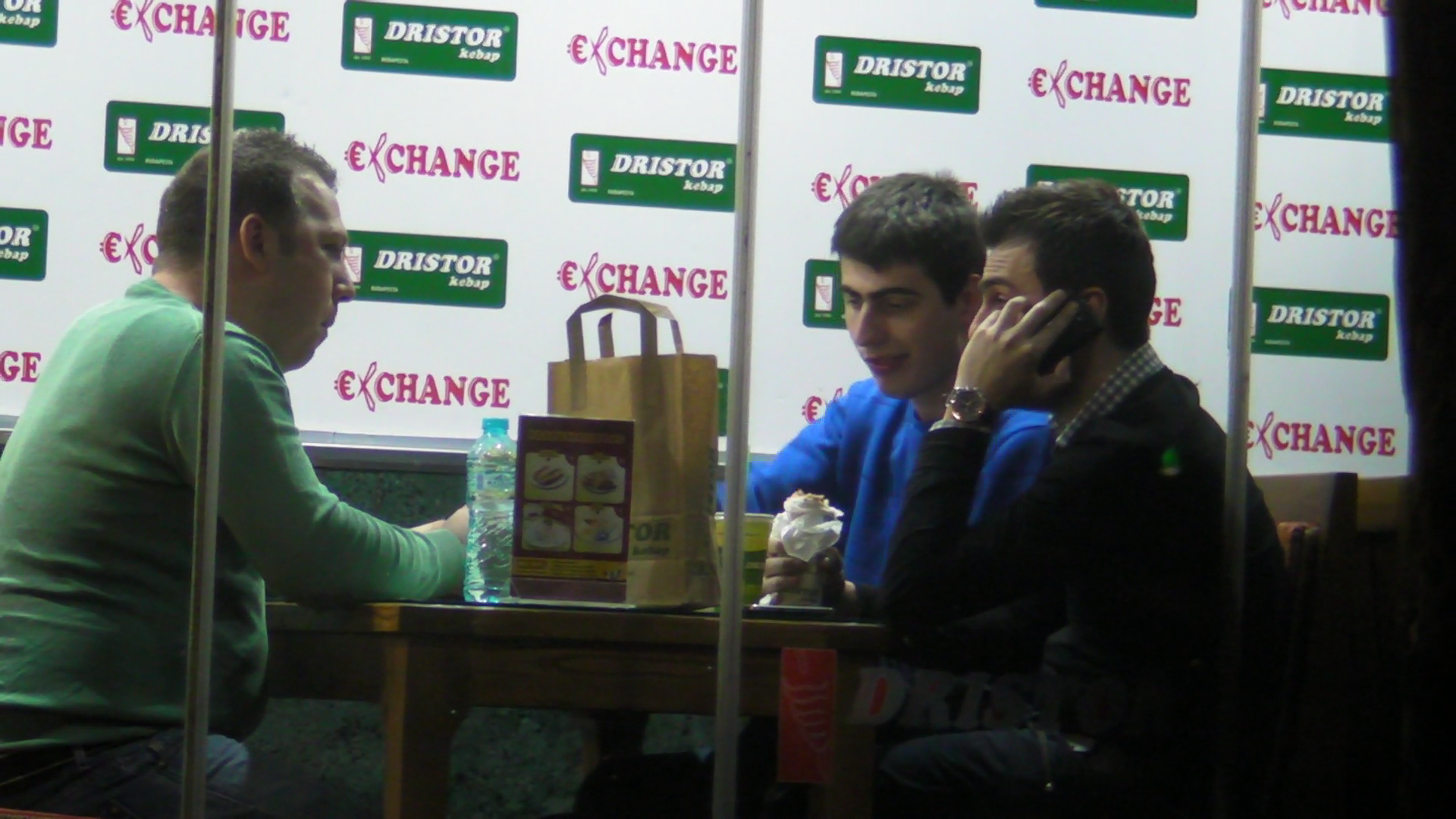 Dj-ul a vorbit non stop la telefon