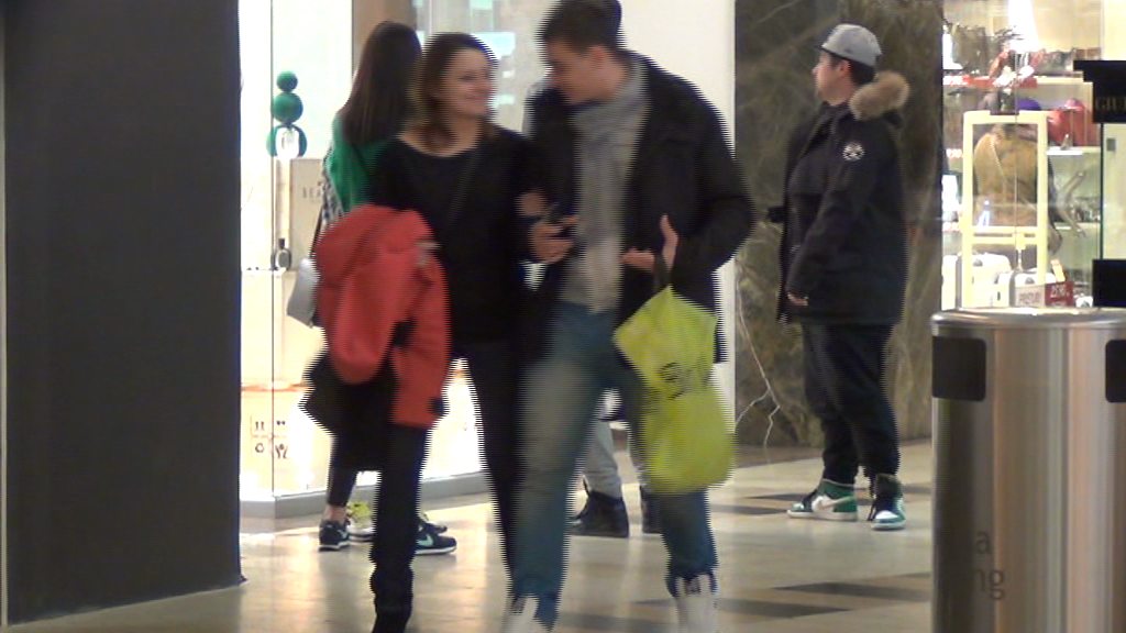 Tudor poarta haine mult mai largi ca sa mascheze kilogramele in plus